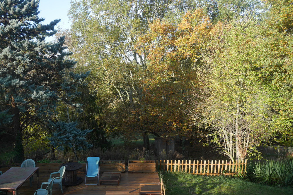 Arrière du jardin, avec terrasse