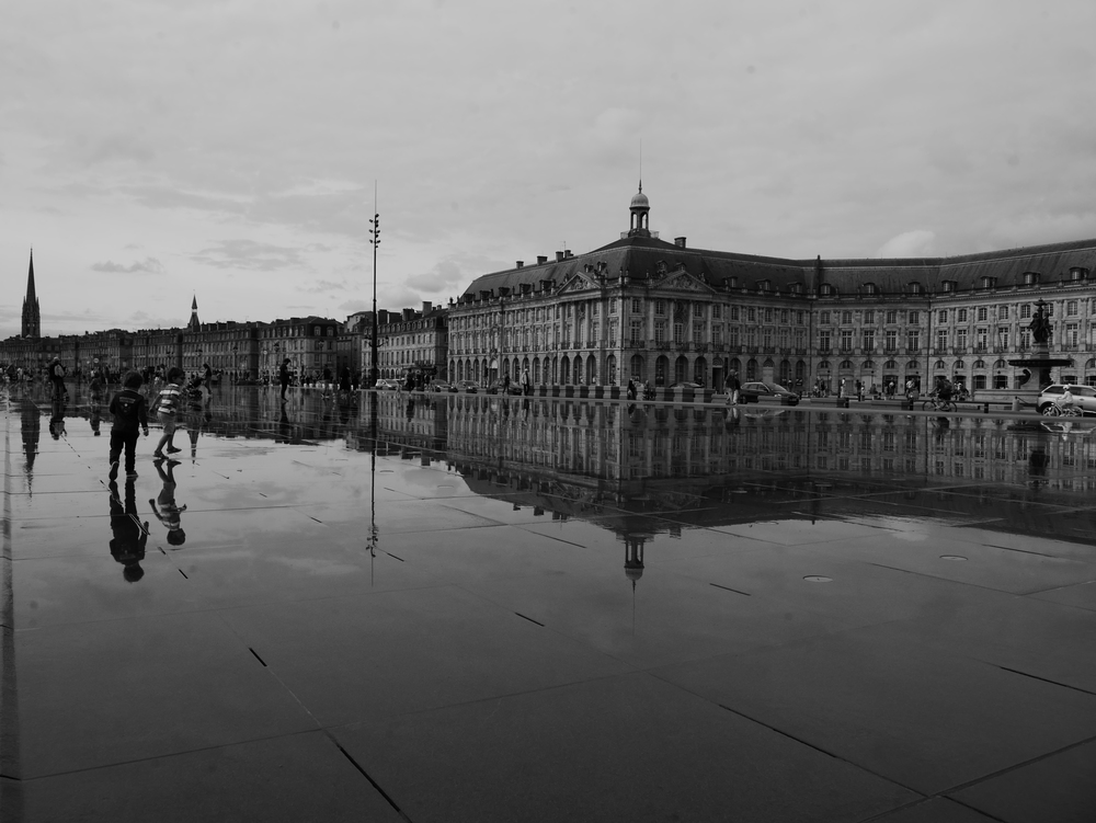 Bordeaux (30min de voiture) : le miroir d'eau et la place de la Bourse