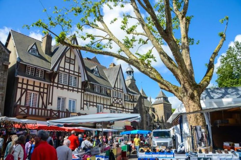 Grand marché de Saint-Brieuc (15 minutes à pied)