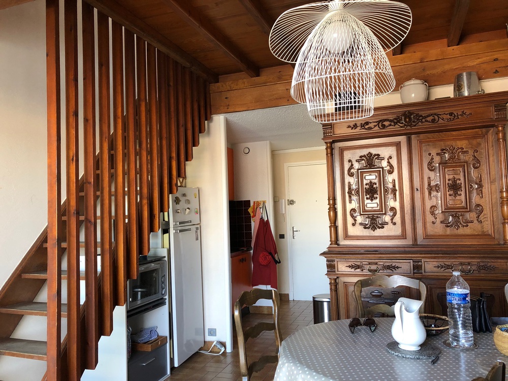 Salle à manger (avec terrasse) en bas, escalier pour monter au salon et aux chambres