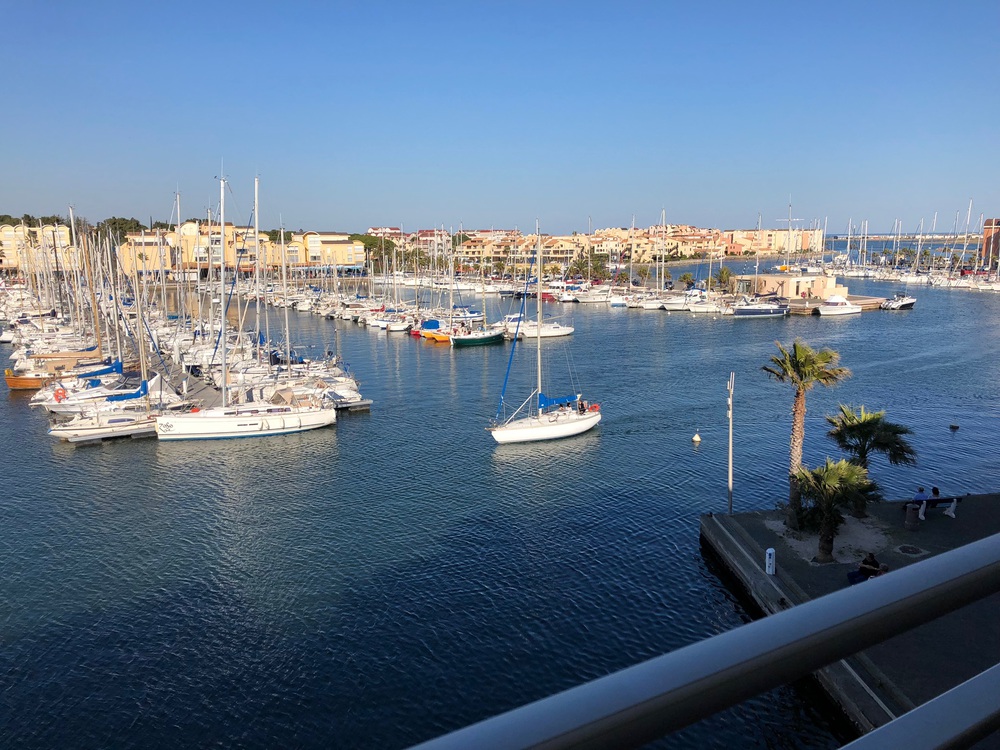 En bas, Terrasse ombragée, exposée au NE, sur le port de plaisance, plancha