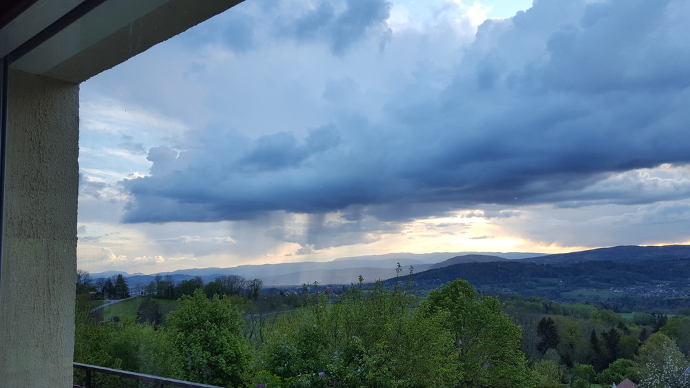 Vue par la baie vitrée du salon