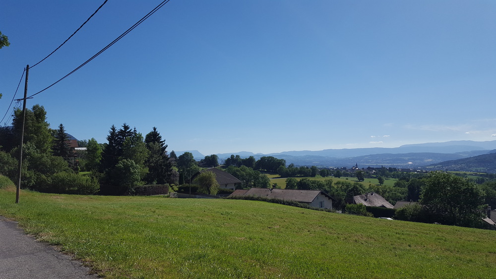 Vue autour de la maison (4) (la maison est au fond à gauche derrière le poteau de bois)