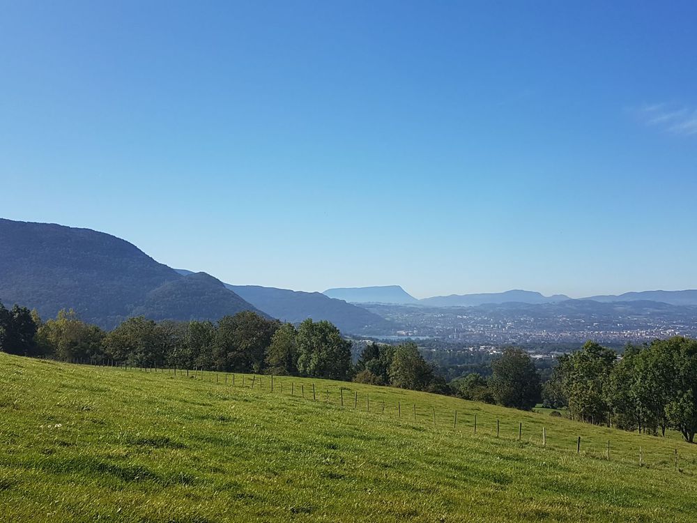 Vue sur le bassin annécien depuis la route du Parmelan