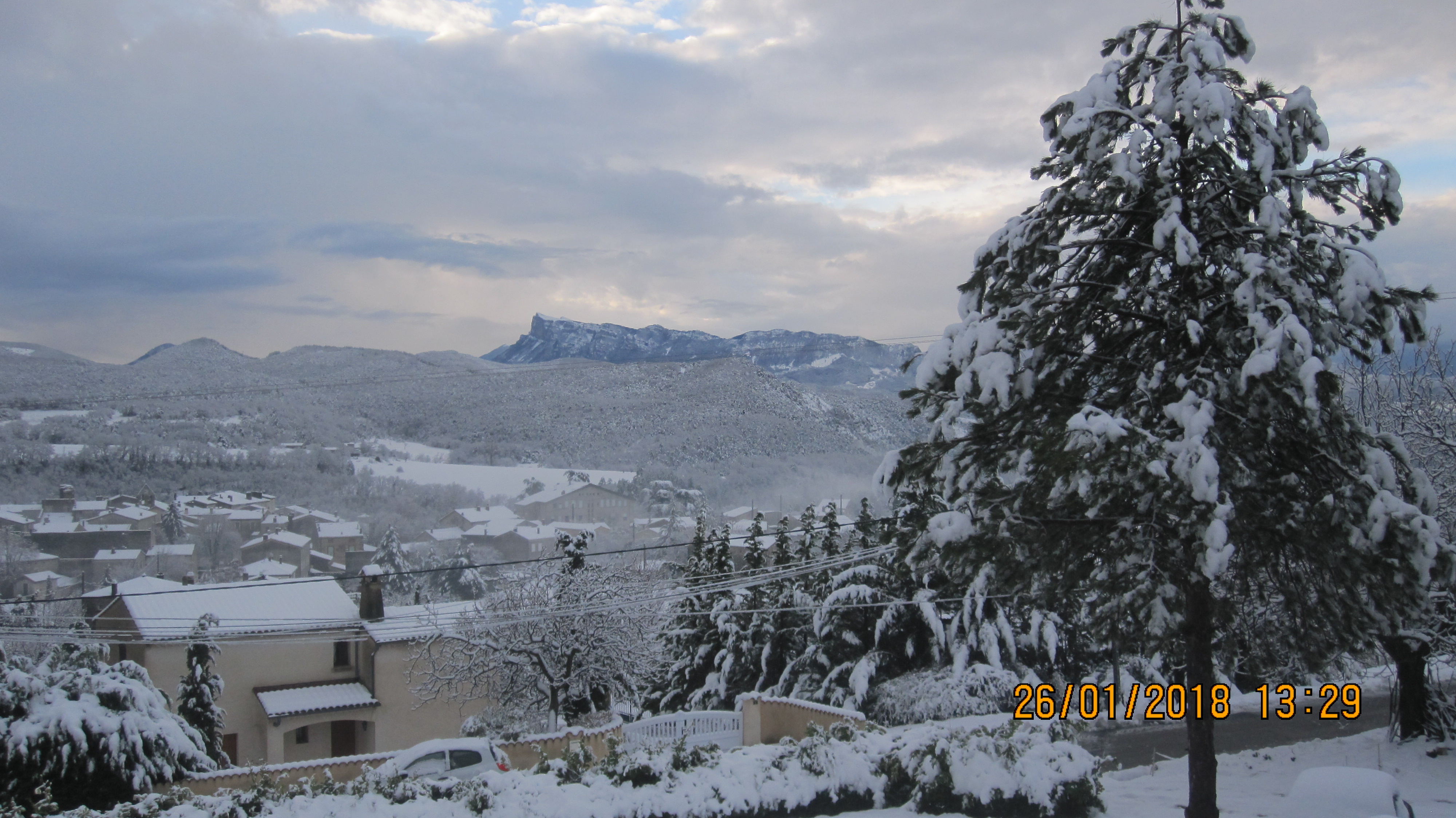 vue de la cuisine un hiver enneigé