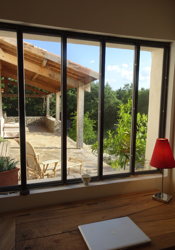 Fenêtre atelier du bureau donnant sur la terrasse