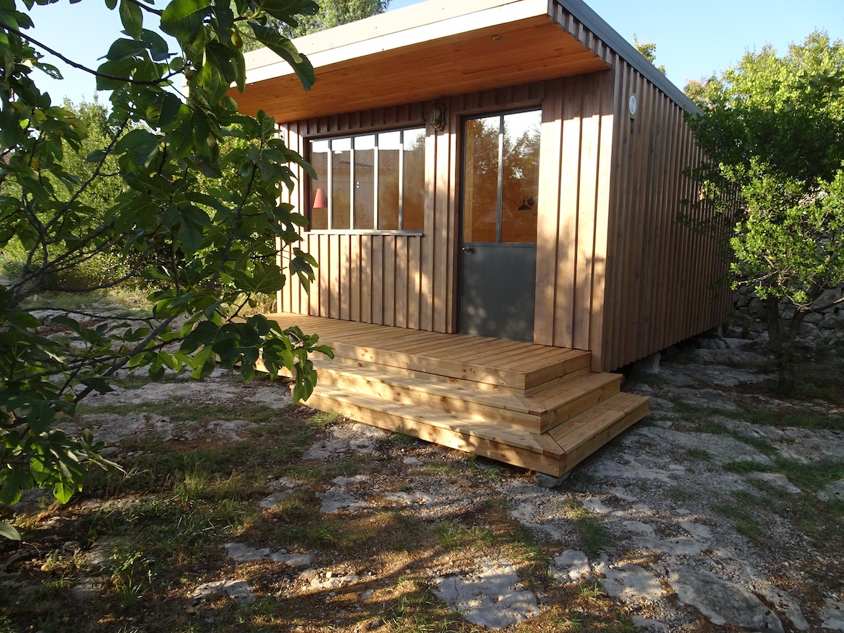 Eco-lodge dans le jardin. Chambre avec climatisation (lit 160)