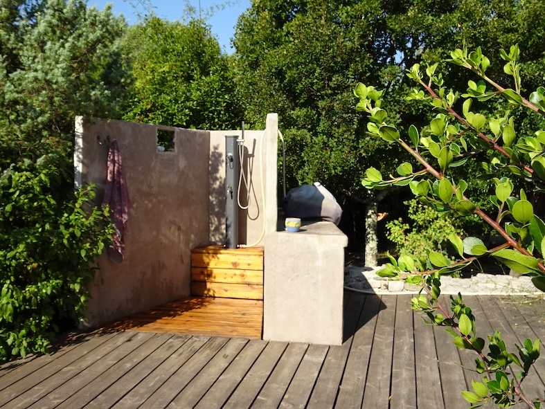 A défaut de piscine (nous préférons la rivière) une douche extérieure est disponible