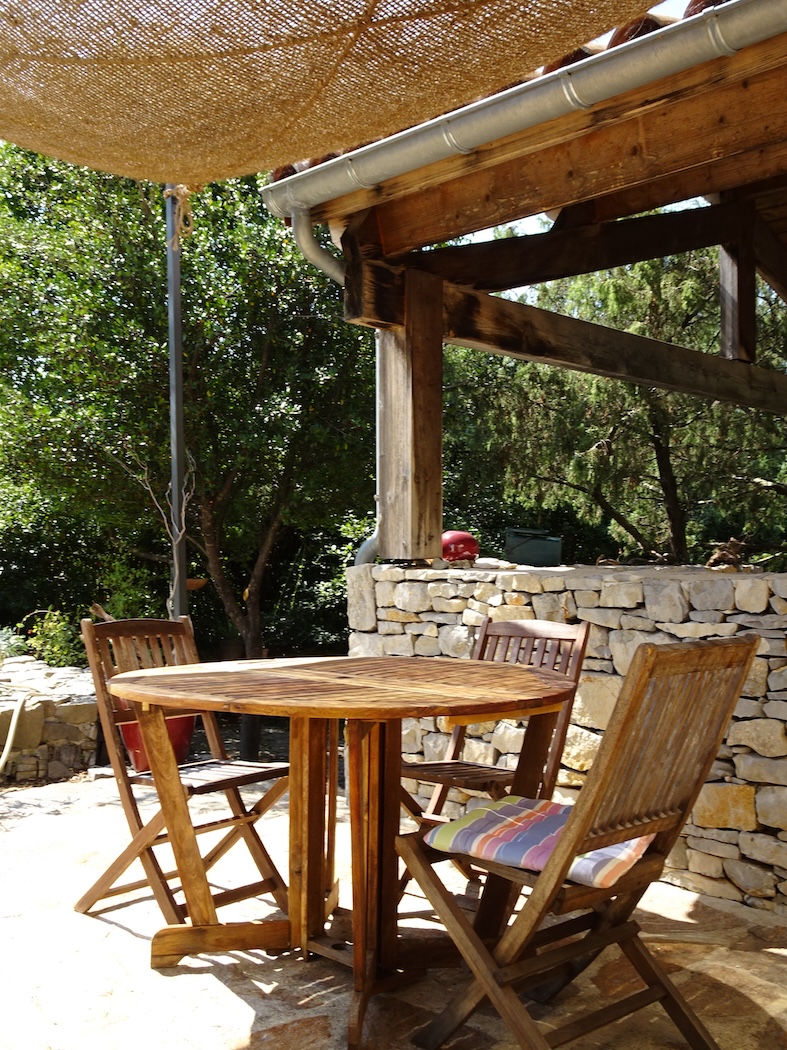 Table sous l'ombrière en terrasse