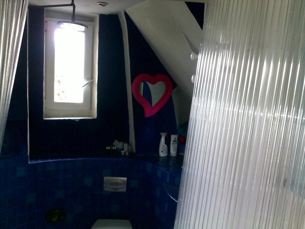 salle de bain avec douche, 1 WC dedans espace douche, apporter des tongs