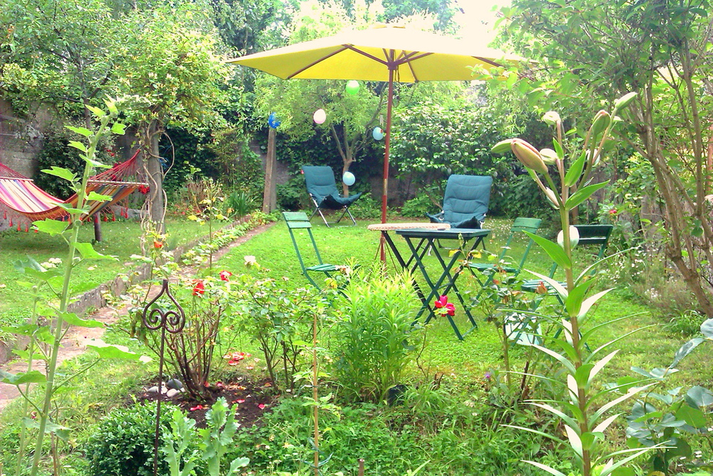 Le jardin, côté sud, l'été.