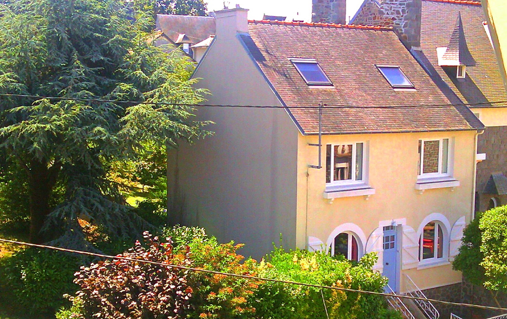 La maison, façade vue côté rue, au nord.