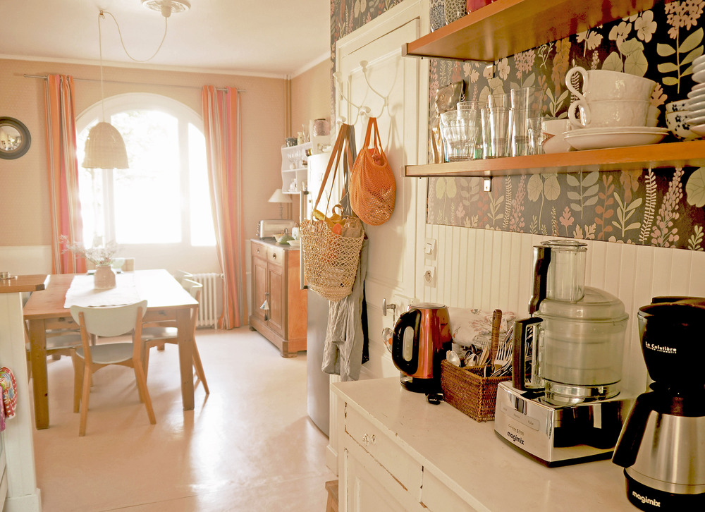 La cuisine, bouilloire, robot ménager, cafetière - Vue sur la fenêtre vers la rue (impasse très calme).