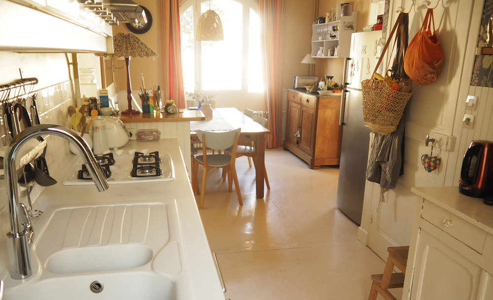 La cuisine et salle à manger, fenêtre donnant sur la rue en impasse.