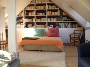 Grande chambre parentale sous les toits - Lit double.