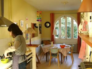 La cuisine et salle à manger, fenêtre donnant sur la rue.