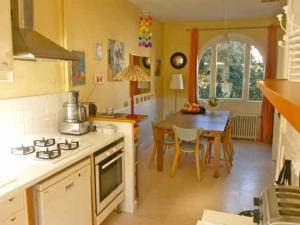 La cuisine et salle à manger, fenêtre donnant sur la rue.