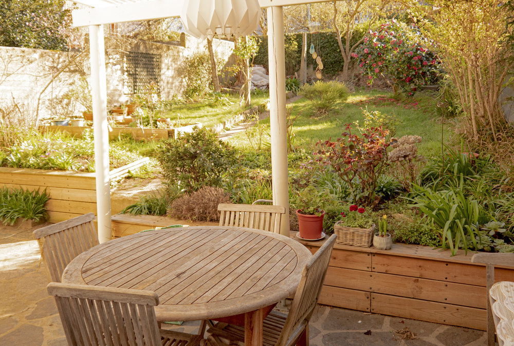 Jardin et pergola pour les repas dehors.