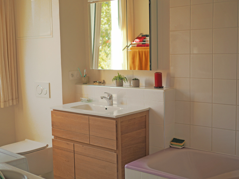 Salle de bain, avec baignoire / douche. Fenêtre au sud sur le jardin.