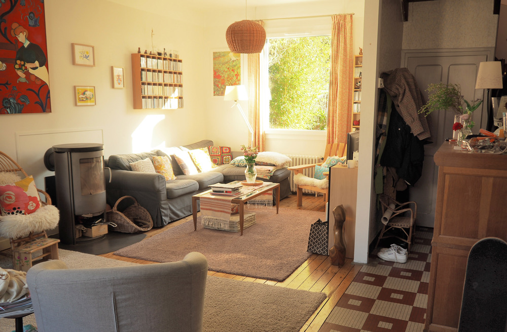 Le salon, et la fenêtre donnant sur le jardin au sud.