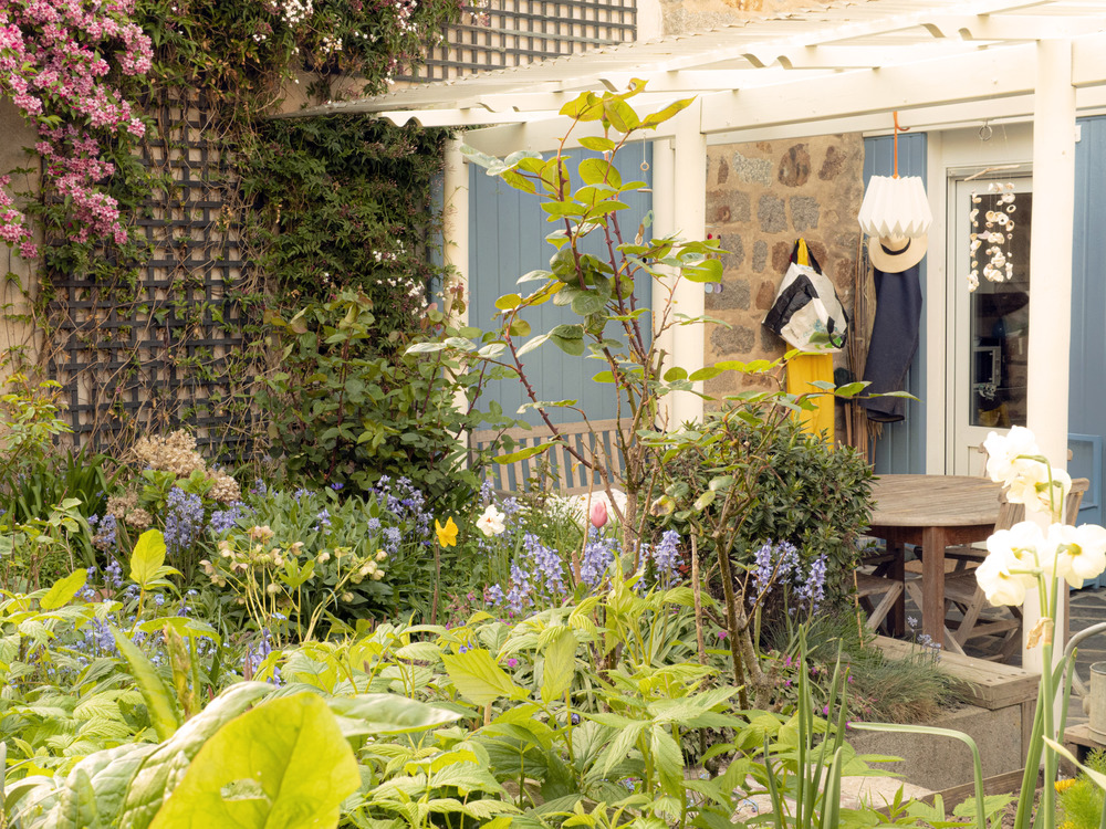 Pergola, côté sud, avec terrasse pour les repas.