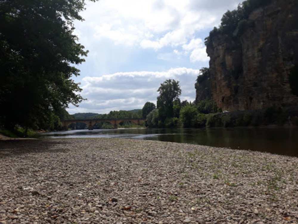 Très proche, vous trouverez de jolis coins pour profiter de la Dordogne