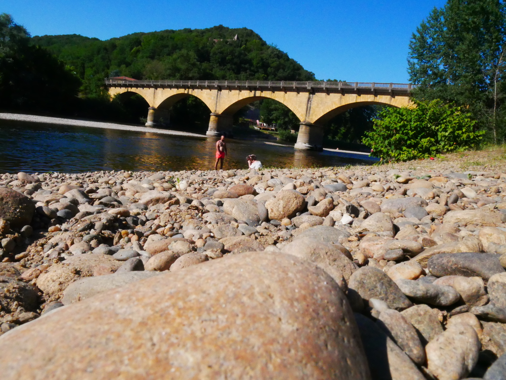 Très proche, vous trouverez de jolis coins pour profiter de la Dordogne