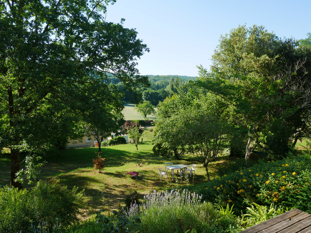 Vue de la terrasse devant la maison