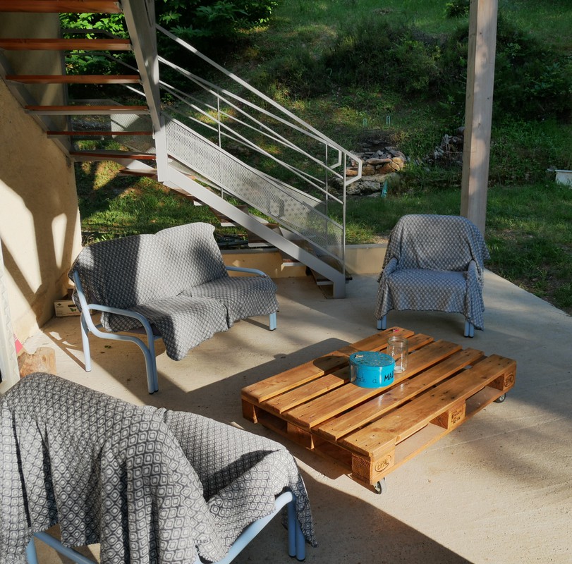 Une deuxième terrasse, sur le côté de la maison