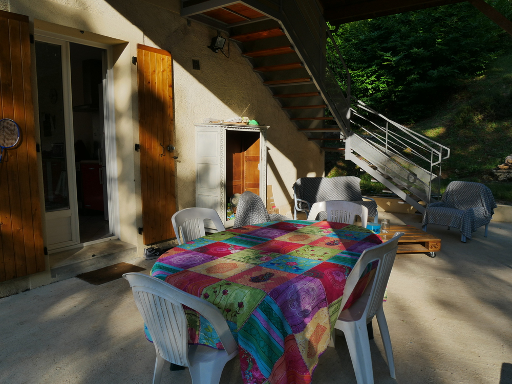 Une deuxième terrasse, sur le côté de la maison