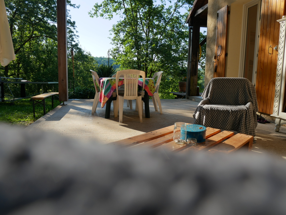 Une deuxième terrasse, sur le côté de la maison