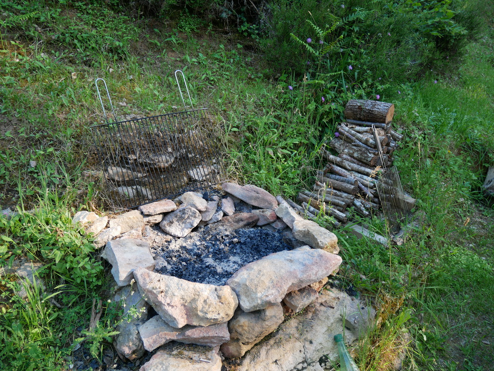 Un petit barbecue incrusté dans la roche sera à votre disposition 