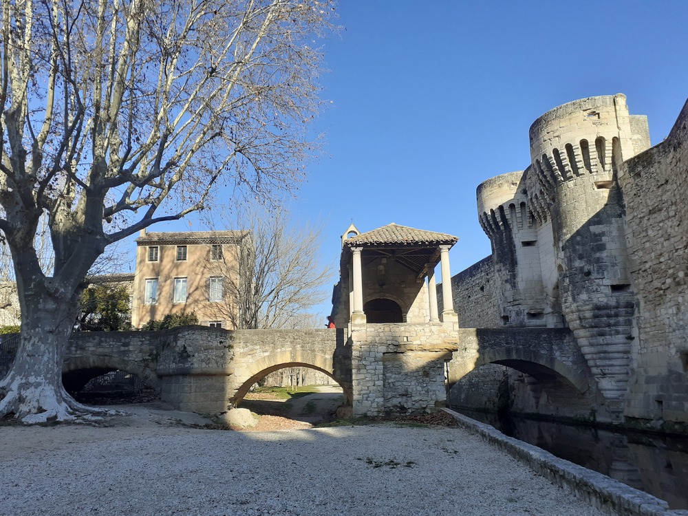 Pernes les fontaines (cengtre historique à 100m de la maison)