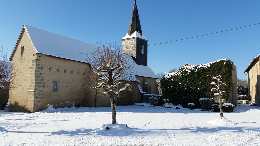 L'église de l'autre côté de la rue - ne vous inquiétez pas - pas de cloches