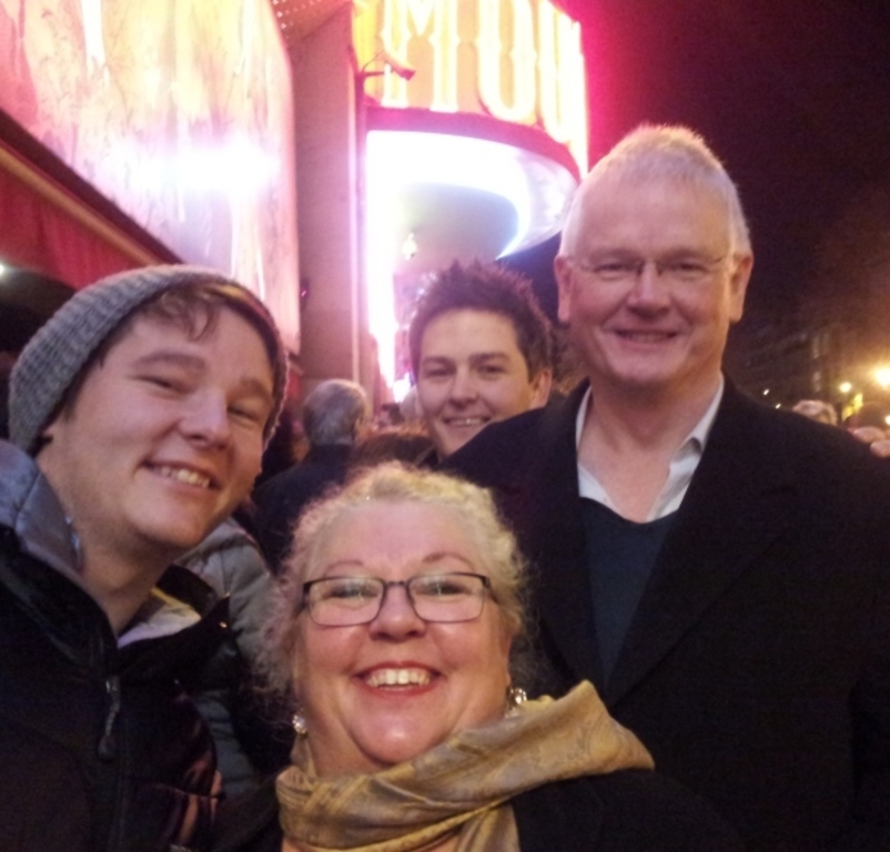 Photo de famille au Moulin Rouge