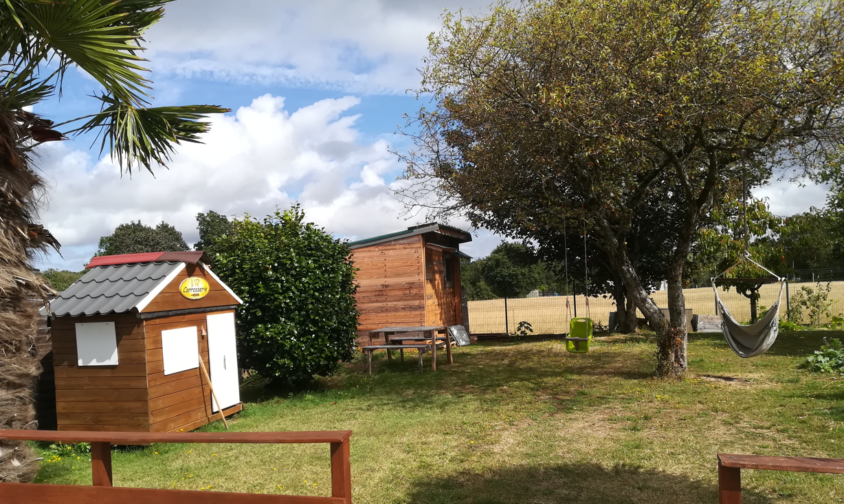 notre jardin avec la "cabane restaurant".