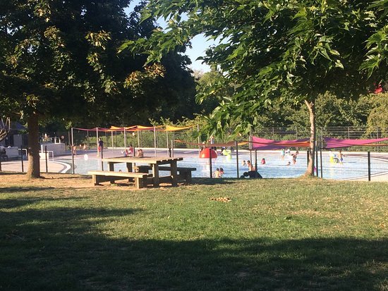 Parc des mées (à 5 min) avec pataugeoire, structures gonflables, jeux, aires de pique-nique, observatoire de la Loire, centre équestre