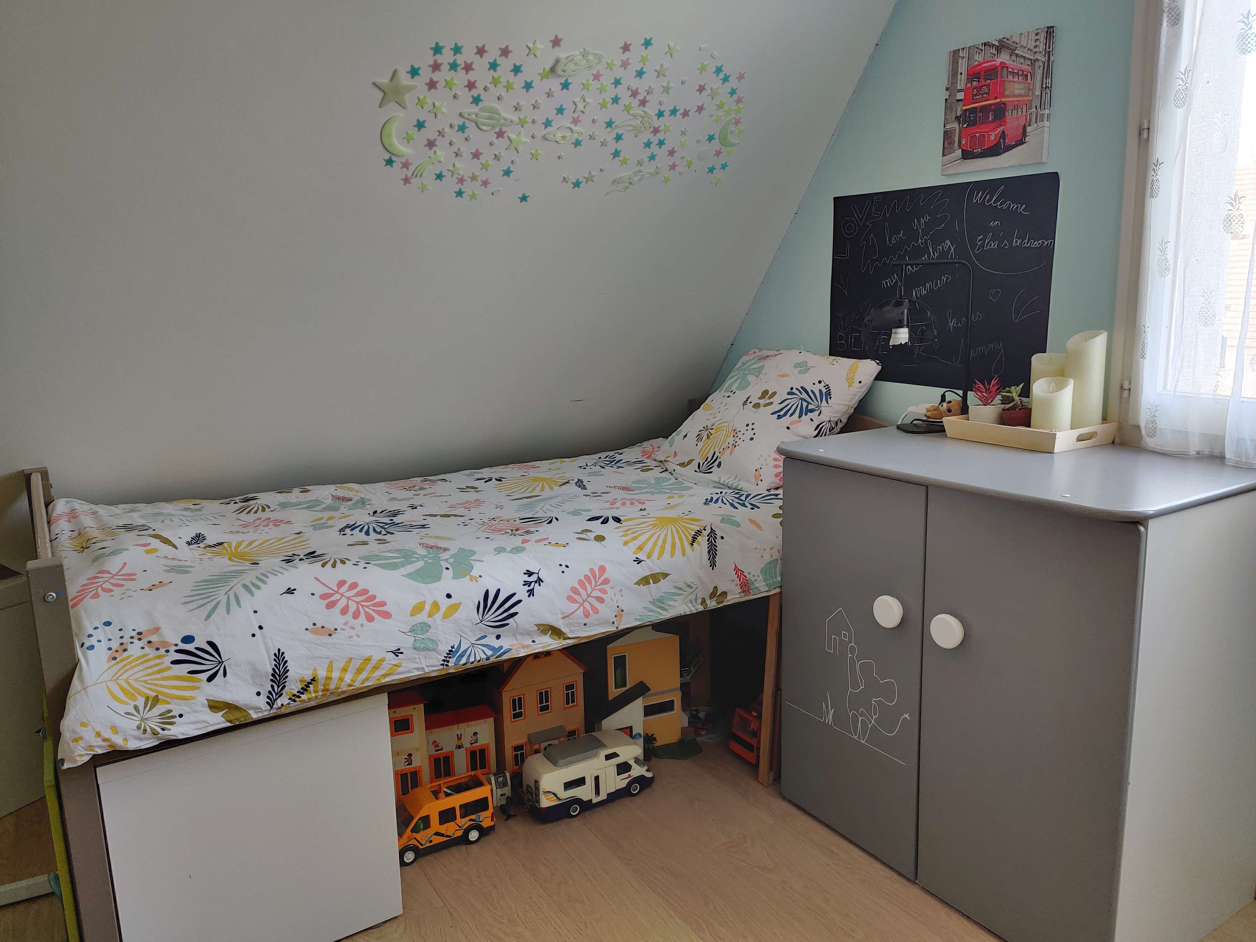 Chambre d'enfant avec un lit simple (90x190)