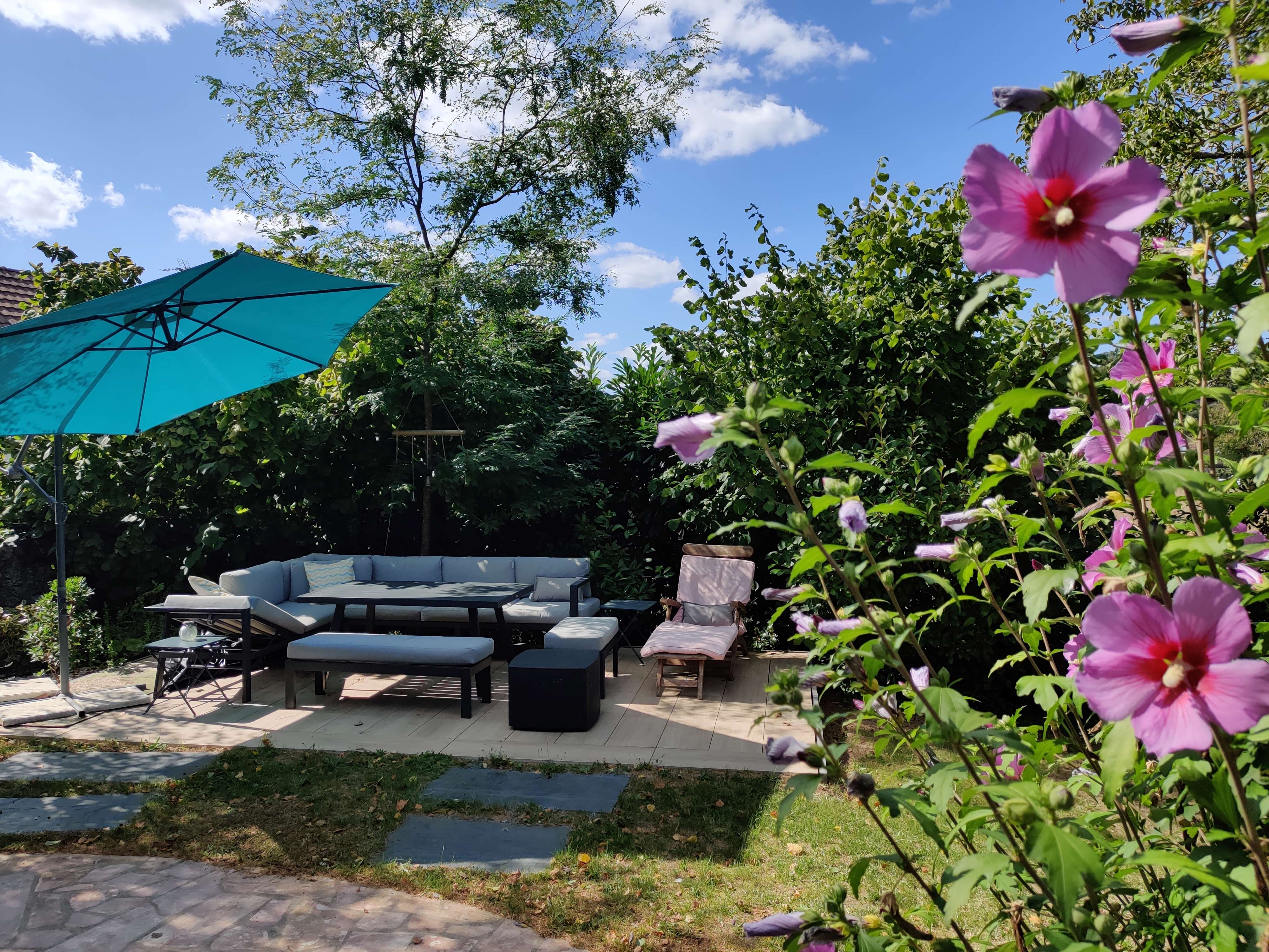 Terrasse avec salon de jardin