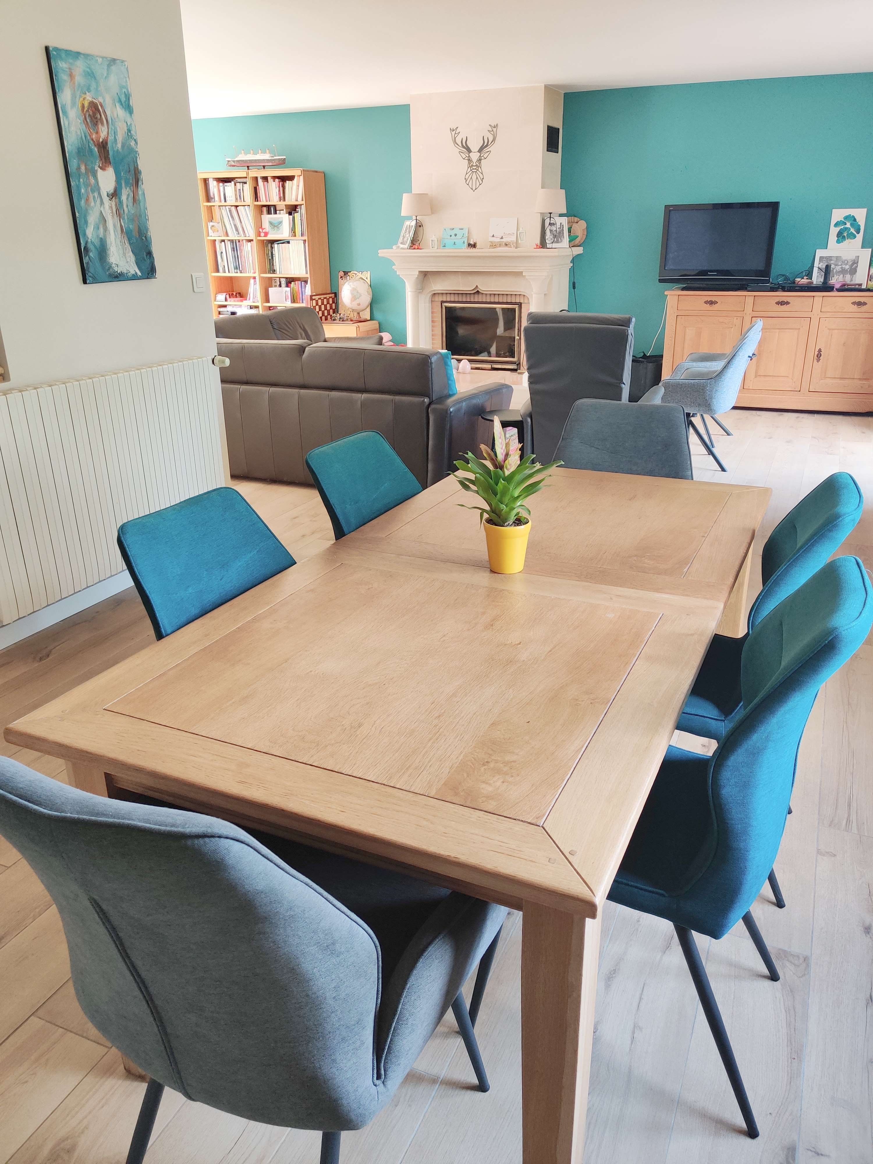 salle à manger avec une grande table de 6 à 8 personnes