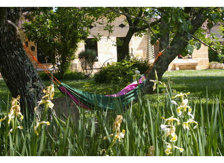 Maison dans parc fleuri