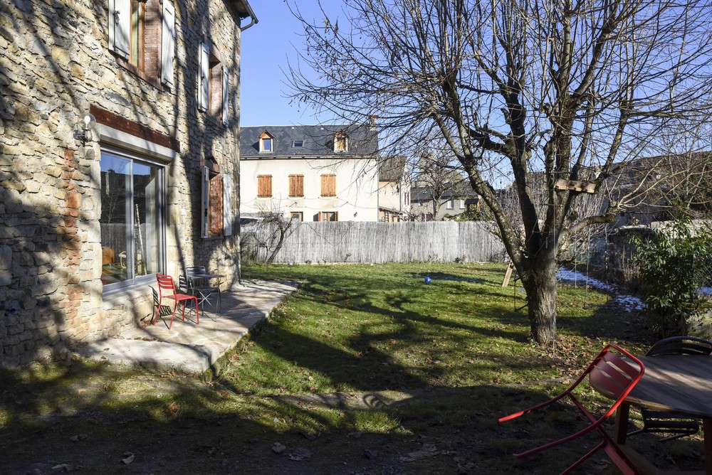 Jardin avec un tilleul et des pommiers