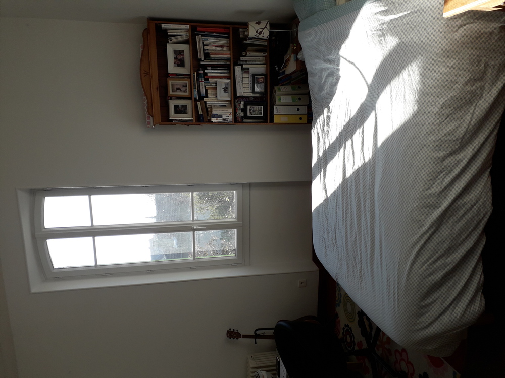 La chambre des parents avec vue sur le jardin.