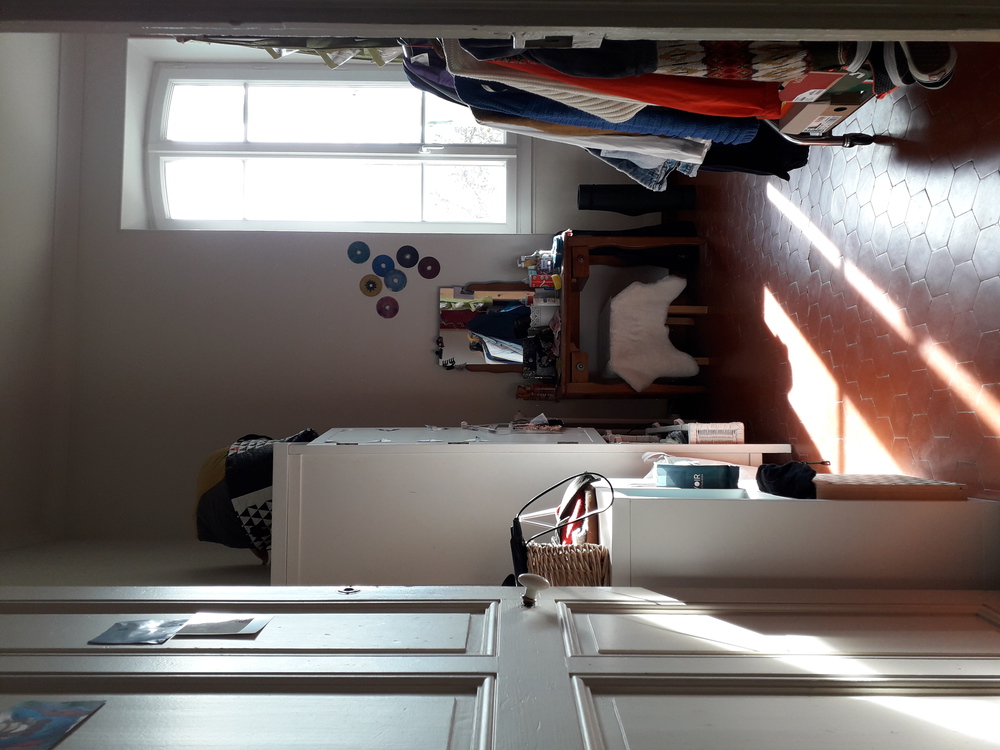 La chambre de Coline avec vue sur le jardin.