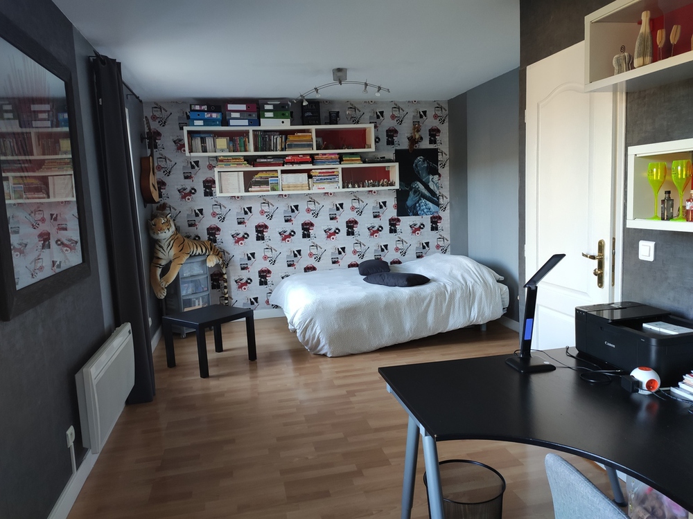 Deuxième chambre très spacieuse avec partie bureau, vue sur le jardin