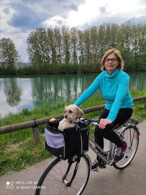 Cachou et moi en vélo le long de la Marne, à dix minutes de la maison. 