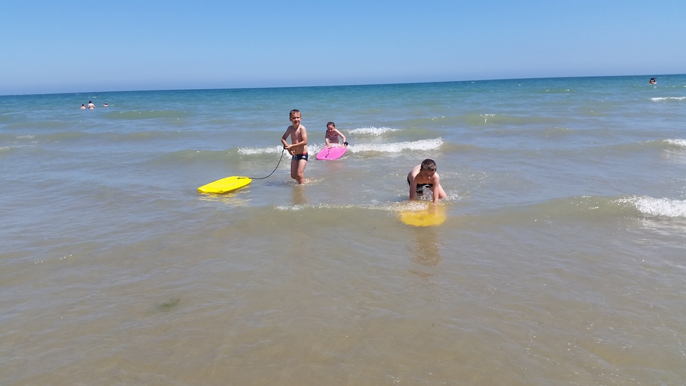 Les enfants à la plage des Rosaires (15 mn en voiture)