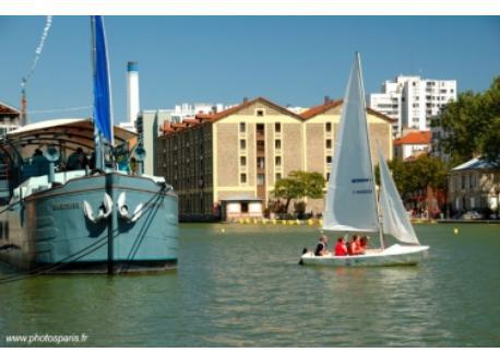 Naviguer sur le bassin de la Villette, près des restaurants et cafés.