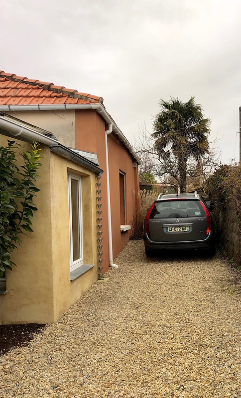 Possibilité de garer une voiture à l'intérieur du jardin