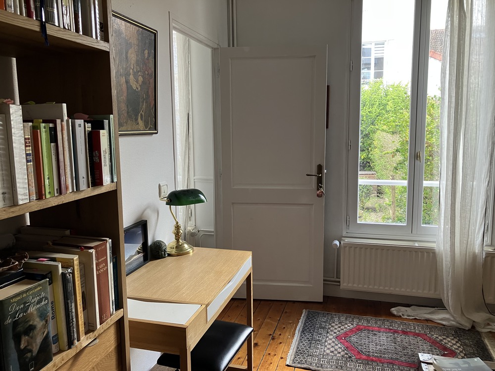 bureau avec vue sur le jardin commun de la résidence